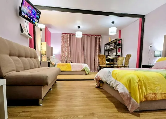 Сasa de vacaciones Rosa Familiar Hasta 6 Huéspedes Amplia, Céntrica, Con Cocineta Y Baño Privado